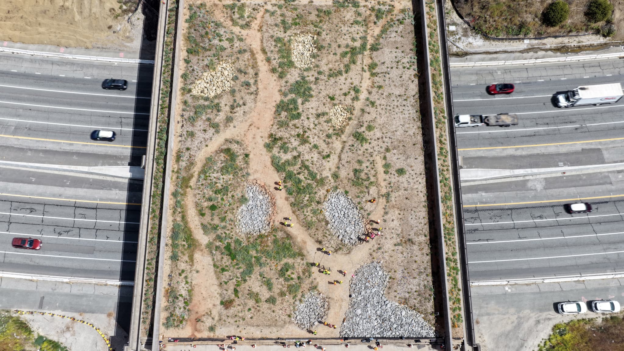 Vue aérienne d'une visite du chantier