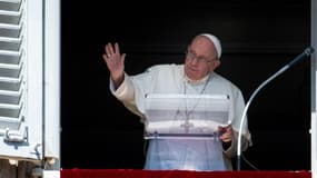 Le Pape François salue depuis la fenêtre du Palais Apostolique pendant la prière hebdomadaire de l'Angelus, le 2 octobre 2022 au Vatican.