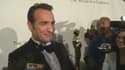 Jean Dujardin présente son Oscar du meilleur acteur à la presse