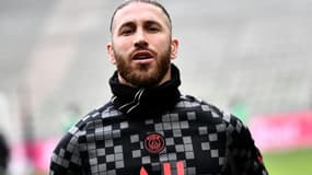 Le défenseur espagnol du Paris Saint-Germain Sergio Ramos, à l'échauffement avant le match de la 15e journée de Ligue 1 contre Saint-Etienne, le 28 novembre 2021 au Stade Geoffroy-Guichard