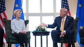 La présidente de la Commission européenne, Ursula von der Leyen, rencontre le président américain Donald Trump au club de golf Trump Turnberry en Écosse, le 27 juillet 2025 (photo d'illustration).
