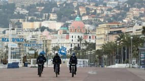 Des policiers français patrouillent à bicyclette sur la Promenade des Anglais à Nice durant un week-end de confinement, le 27 février 2021