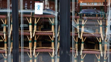 Des chaises empilées dans le célèbre Cafe de Flore, dans le quartier parisien de Saint-Germain-des-Prés, fermé au public comme les autres bistrots français, le 15 mars 2021