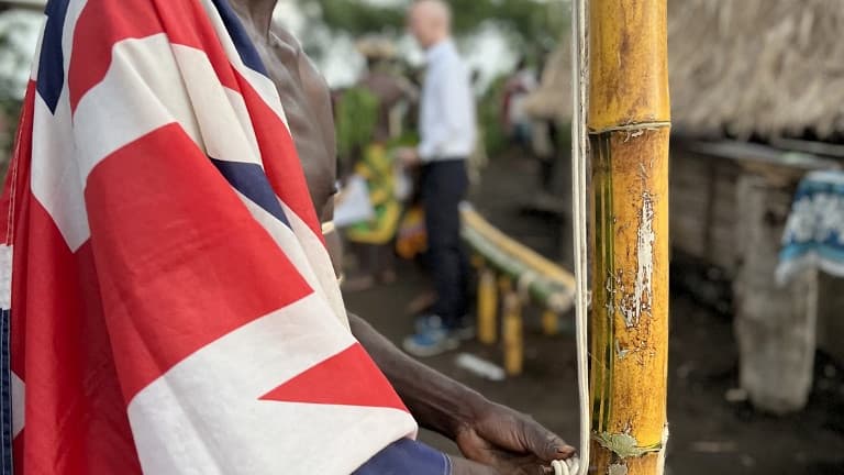 Un habitant de l'île de Tanna au Vanuatu, paré dans un drapeau britannique, le 6 juin 2023. Un habitant de l'île de Tanna au Vanuatu, paré dans un drapeau britannique, le 6 juin 2023.