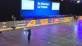Une militante de Macron danse à l'issue de son discours dimanche 23 avril 2017