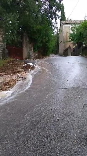Inondations dans les rues de Laval-Saint-Roman, dans le Gard - Témoins BFMTV