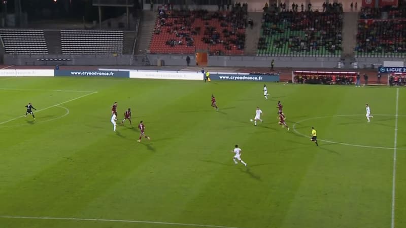 Amiens: le magnifique but d'Andy Carroll contre Annecy, sur un lob de 40 mètres