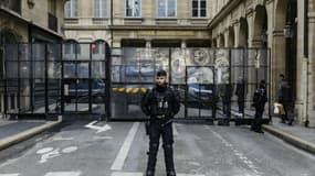 Des barrières anti-émeutes érigées devant le Conseil constitutionnel le 14 avril 2023, jour de sa décision sur la réforme des retraites.