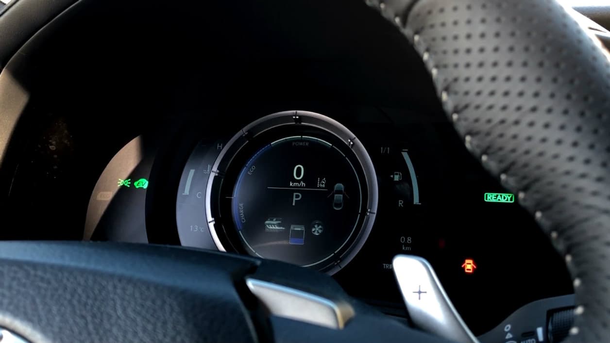 Derrière le volant, le compteur se déplace mécaniquement.