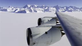 Survol de l'Antarctique et du mont Vinson. L'Université de l'Ohio a publié une étude qui montre que l'Antarctique occidental se réchauffe près de deux fois plus vite que l'on ne pensait précédemment. /Photo prise le 22 octobre 2012/REUTERS/NASA/Michael St