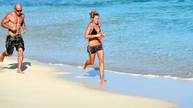 Hugo, coach sportif, rappelle qu'il faut éviter de faire du sport en plein soleil