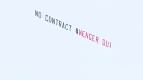 La première banderole anti-Wenger au-dessus du stade de West Brom