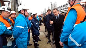 Lors de sa visite sur le site, Nicolas Sarkozy a annoncé qu'un accord avait été conclu avec Shell pour faire redémarrer temporairement la raffinerie Petroplus de Petit-Couronne, en Seine-Maritime. /Photo prise le 24 février 2012/REUTERS/Kenzo Tribouillard