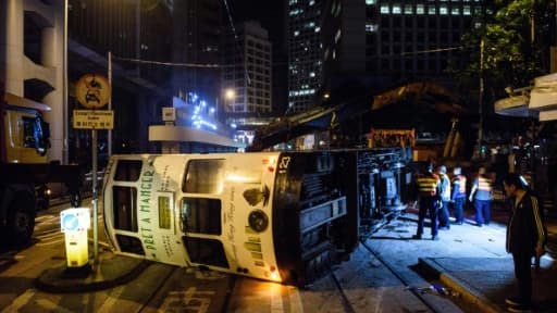 Un tramway à impériale renversé dans une rue de Hong Kong, le 6 avril 2017