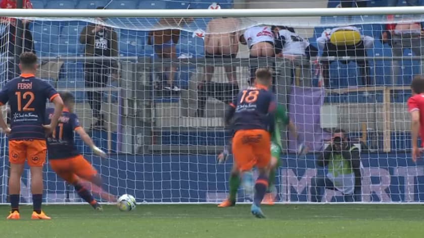 Le penalty de Savanier avec les supporters brestois en arrière plan, le 3 avril 2022 Le penalty de Savanier avec les supporters brestois en arrière plan, le 3 avril 2022