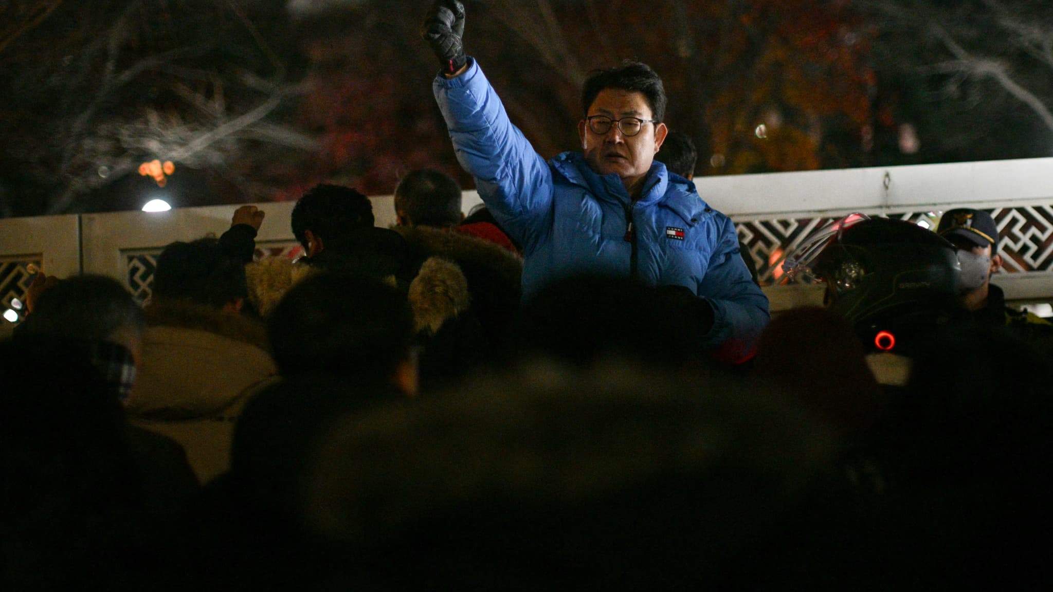 Un homme fait un geste devant l'Assemblée nationale à Séoul le 4 décembre 2024, après que le président sud-coréen Yoon Suk Yeol a déclaré la loi martiale d'urgence. 