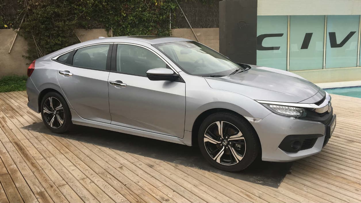 Cette version 4 portes à coffre ne sera commercialisée qu'aux Etats-Unis. La Civic prend alors une allure de mini Honda Accord. Cette version 4 portes à coffre ne sera commercialisée qu'aux Etats-Unis. La Civic prend alors une allure de mini Honda Accord.