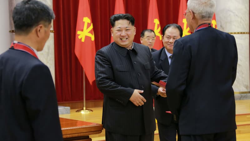 Kim Jong-un à un meeting avec ses scientifiques nucléaires.