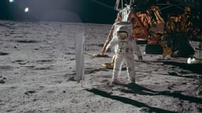 Buzz Aldrin en train de déployer le matériel scientifique de la Nasa, le 21 juillet 1969 sur la Lune. 