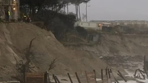 L'océan a littéralement grignoté la dune à Soulac-sur-Mer, menaçant ainsi les habitations côtières