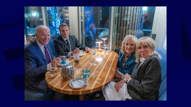 Joe et Jill Biden dînent avec Emmanuel et Brigitte Macron dans un restaurant de Washington, aux États-Unis, le 30 novembre 2022.