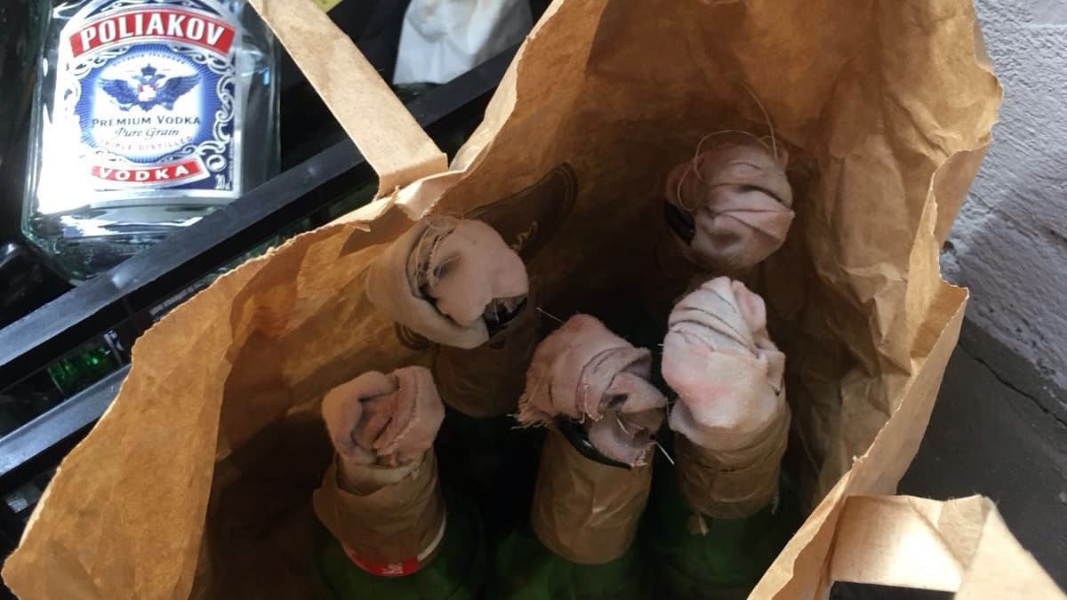 Photo des cocktails molotov retrouvés dans l'enceinte de l'université de Tolbiac. Photo des cocktails molotov retrouvés dans l'enceinte de l'université de Tolbiac.