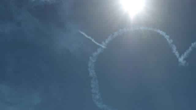 Des traînées de vapeur dans le ciel pour les commémorations du D-Day à Portsmouth, dans le sud de l'Angleterre, le 5 juin 2014.