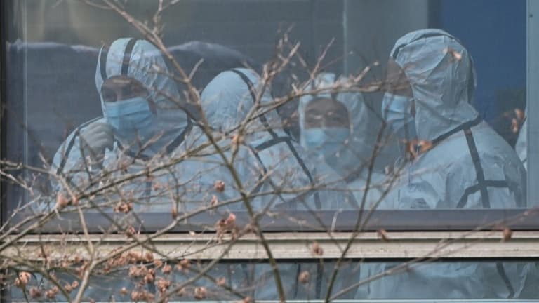 Des membres de l'Organisation mondiale de la santé (OMS) lors d'une mission d'investigation pour décourvrir l'origine du virus, à Wuhan (centre de la Chine) le 2 février 2021.
