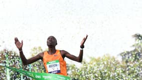 Elisha Rotich, vainqueur du marathon de Paris et nouveau détenteur du record de la course parisienne