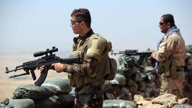 Des peshmergas samedi à Ba'ashika, ville proche de Mossoul prise par les jihadistes de l'Etat islamique il y a dix jours.
