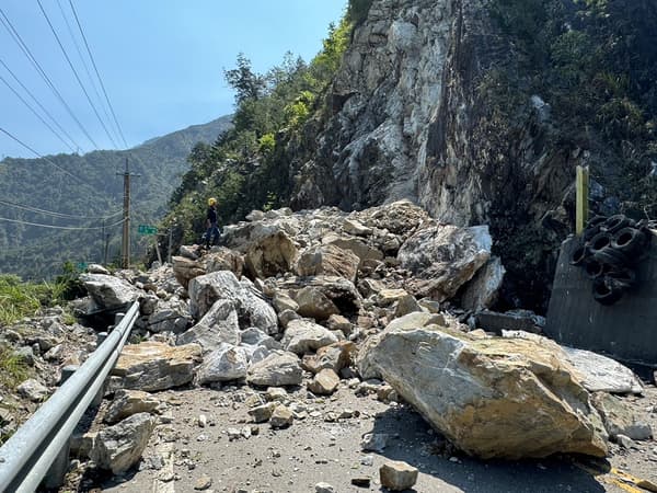 Des rochers bloquant une route, après un séisme à Taïwan, le 3 avril 2024