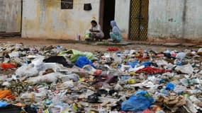 Les rues et plages des villes indiennes croulent sous des montagnes de déchets plastiques qui les souillent et bouchent les égouts.