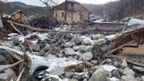 Le village de Risoul (Hautes-Alpes) le jeudi 28 décembre, où les stigmates des intempéries survenues un mois plus tôt sont encore présents.