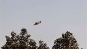Hélicoptère de l'armée algérienne survolant In Amenas, dans le sud-est de l'Algérie. Les forces spéciales de l'armée algérienne ont lancé samedi "l'assaut final" contre les djihadistes retranchés sur le site gazier voisin de Tiguentourine, tuant onze mili
