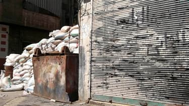 Dans une rue de Homs, lundi. Alors que d'intenses bombardements de l'armée ont tué au moins 21 personnes dans cette ville mardi, selon des opposants, le Comité international de la Croix-Rouge a réitéré son appel à un cessez-le-feu immédiat en Syrie. /Phot