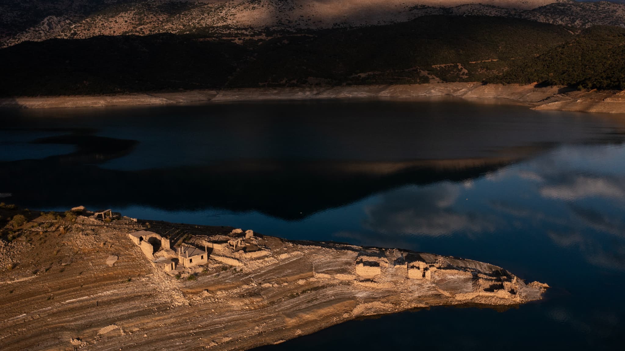 Photo aérienne des vestiges des bâtiments réapparus lorsque le niveau du lac artificiel de Mornos a baissé à la suite d'une sécheresse, près du village de Lidoriki, en Grèce, le 1er septembre 2024. Photo aérienne des vestiges des bâtiments réapparus lorsque le niveau du lac artificiel de Mornos a baissé à la suite d'une sécheresse, près du village de Lidoriki, en Grèce, le 1er septembre 2024.
