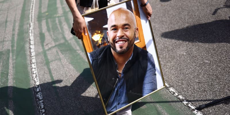 Un homme en deuil tient un portrait de Lilian Dejean, un employé municipal tué par balle par un chauffard à Grenoble, le 8 septembre 2024, lors d'une marche blanche commémorative à Grenoble, dans le sud-est de la France, le 15 septembre 2024. (Photo d'illustration)