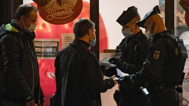 Des policiers contrôlent des attestations à Paris le 17 octobre.