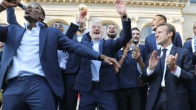 Paul Pogba, ses coéquipiers, Didier Deschamps et Emmanuel Macron à l'Elysée. 