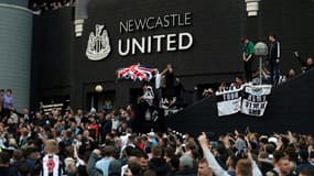 Desde Newcastle United supporters en liesse, aux abords du St James' Park, au lendemain du rachat de leur club par un consortium saoudien, le 8 octobre 2021