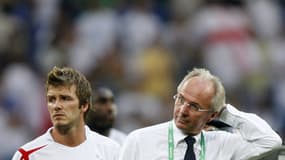 David Beckham et Sven-Göran Eriksson après l'élimination de l'Angleterre lors de la Coupe du monde 2006.