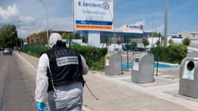 Un membre de la police technique et scientifique relève des indices devant le magasin Leclerc de la Seyne-sur-Mer après une attaque au cuttter, le 17 juin 2018 dans le Var