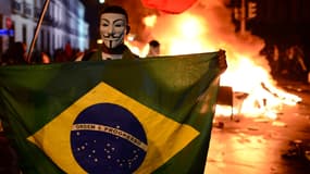 Un manifestant brésilien portant le masque des Anonymous, à Sao Paulo.
