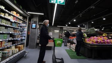 Un homme dans un supermarché à Nantes le 4 mai 2020.