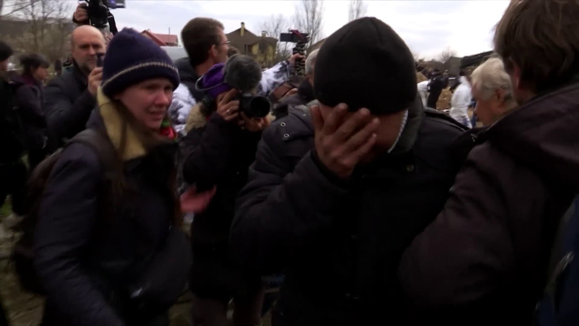 in tears, a Ukrainian recognizes his brother’s body among the victims