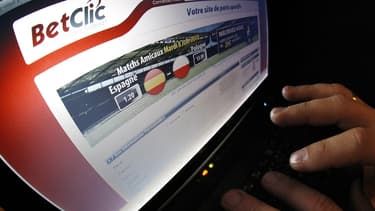 Selon une "estimation indirecte" de l'Observatoire, entre 2,4 et 2,9 millions de Français pratiquent des jeux d'argent en ligne.