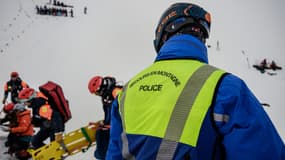 Un policier de secours en haute montagne lors d'un exercice de recherche et de sauvetage de victimes d'avalanche dans la station de ski des Deux Alpes, en Isère, le 20 décembre 2023.