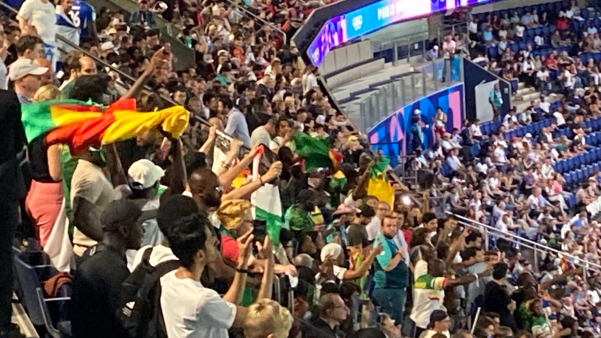 Quelques tensions entre supporteurs pendant le match de football Mali-Israël (JO 2024).
