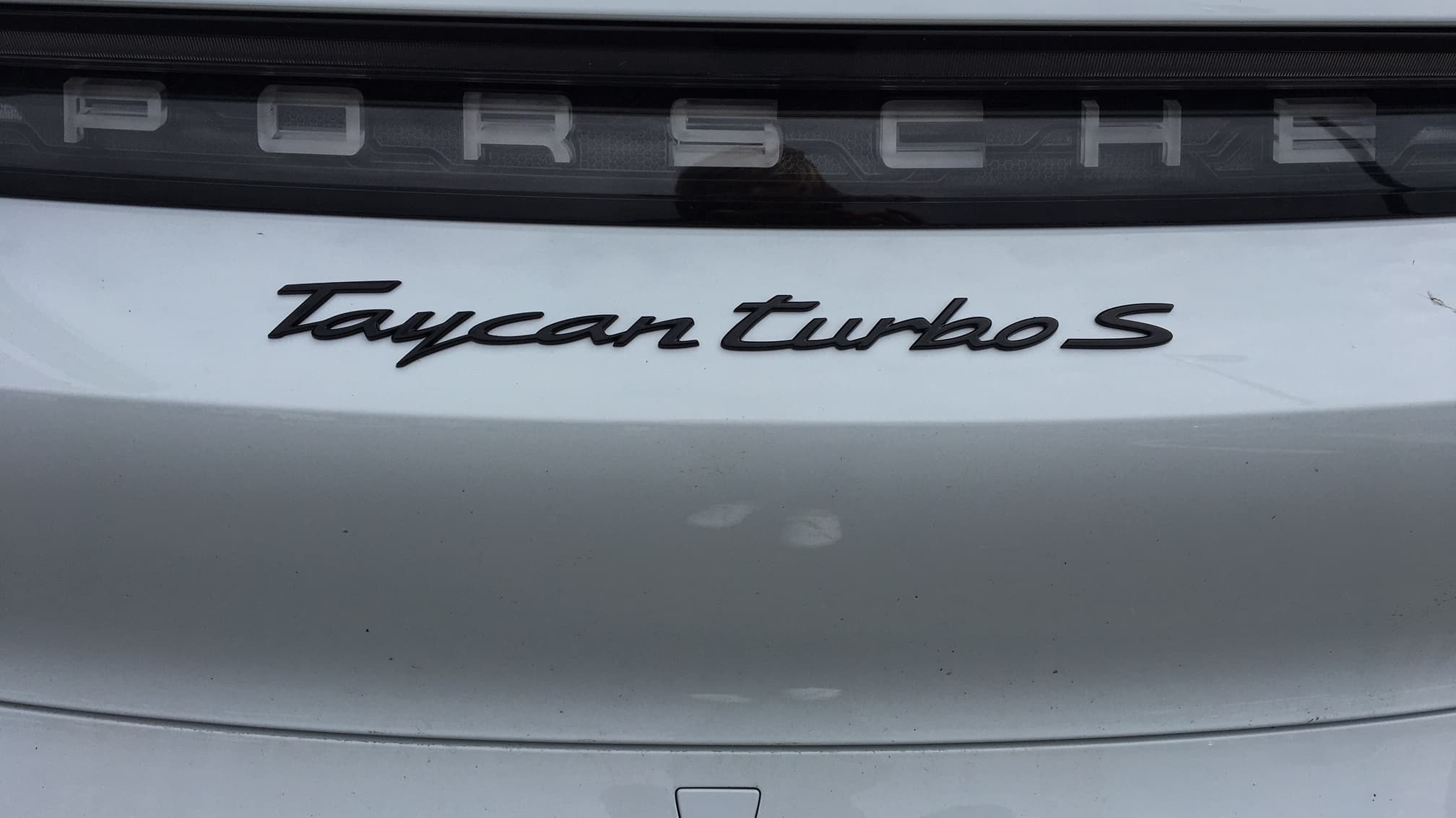 Pour atteindre de telles performances, la Taycan Turbo S affiche aussi un moteur équivalent à 625 chevaux avec une batterie de 93,4 kWh. Autant dire un monstre. Pour atteindre de telles performances, la Taycan Turbo S affiche aussi un moteur équivalent à 625 chevaux avec une batterie de 93,4 kWh. Autant dire un monstre.