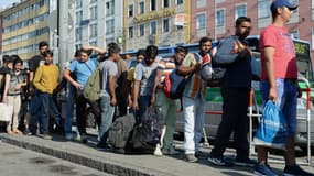 Des migrants sont pris en charge à leur arrivée à Munich, le 1er septembre 2015.